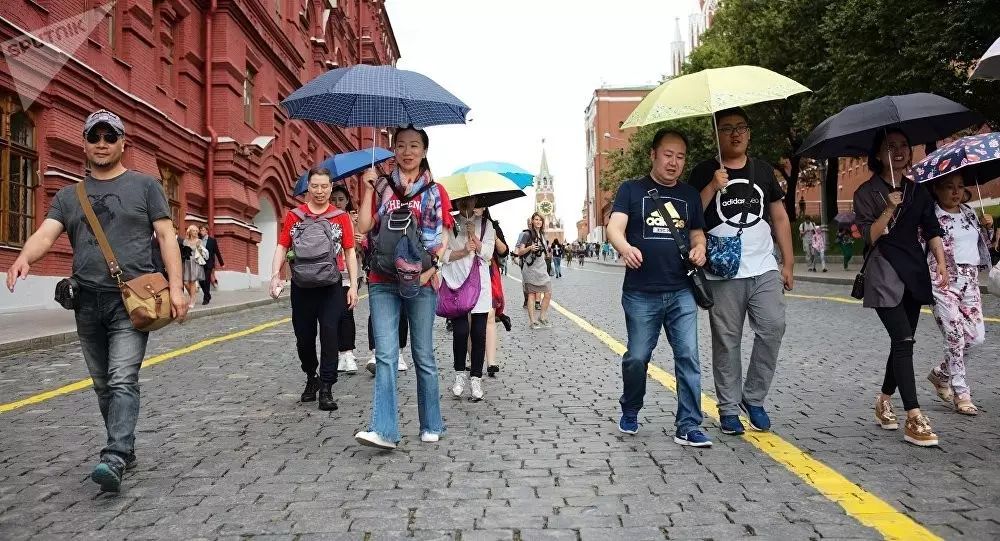 Москва туристов в год. Туристы в Москве. Туристы на красной площади. Китайские туристы. Туристы из Китая в Москве.