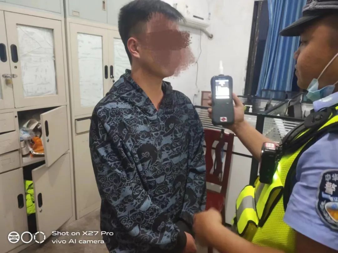 凤冈:酒后骑上小毛驴带女朋友兜风,却因蛇形走位太招摇被查 图片