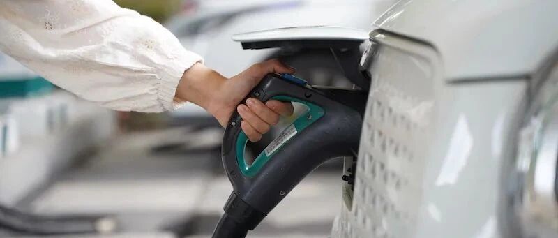 新能源汽车也有“成长的烦恼”：节假日高速充电“堵车”引热议