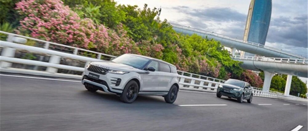 试驾｜路虎揽胜极光L：后排空间不再局促，天窗终于可以开启