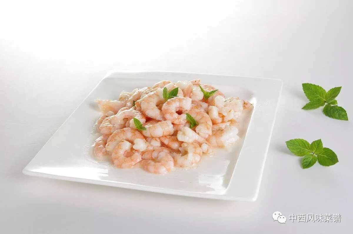 中式 将新鲜的虾仁洗净 去泥肠 锅里放清水 加入姜片 烧开 将虾仁放入