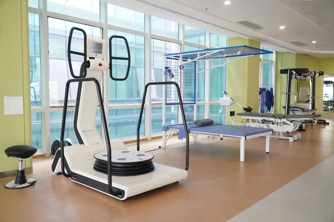 首页>新闻纵横>新区要闻>此外,康复训练大厅还配备了hocomma上肢康复
