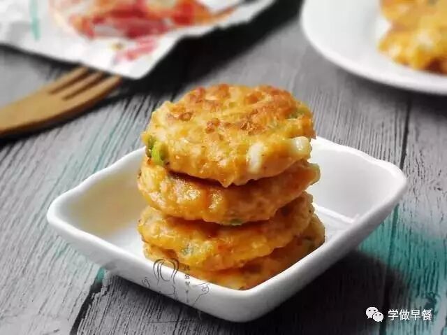 美味营养早餐海鲜泡菜煎饼的做法，做出来反正人家觉得吃得不过瘾，下次就多做点吧