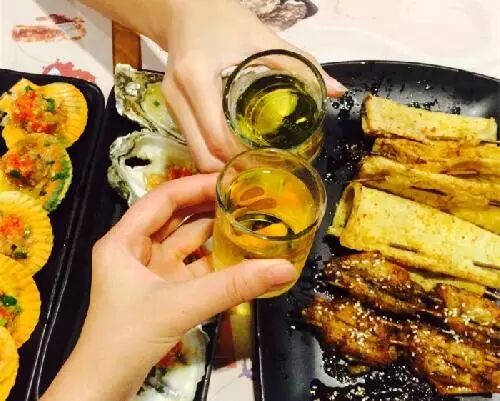 连续上了7天班,晚上撸串喝酒开启美味的夜生活吧