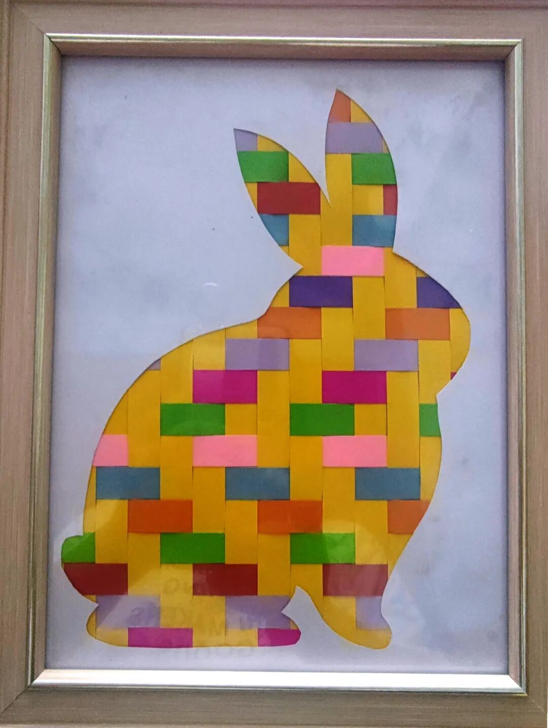 如竹,木,藤,芒,草,铁,纸,毛线……纸条编织又称纸条穿编,是运用经纬