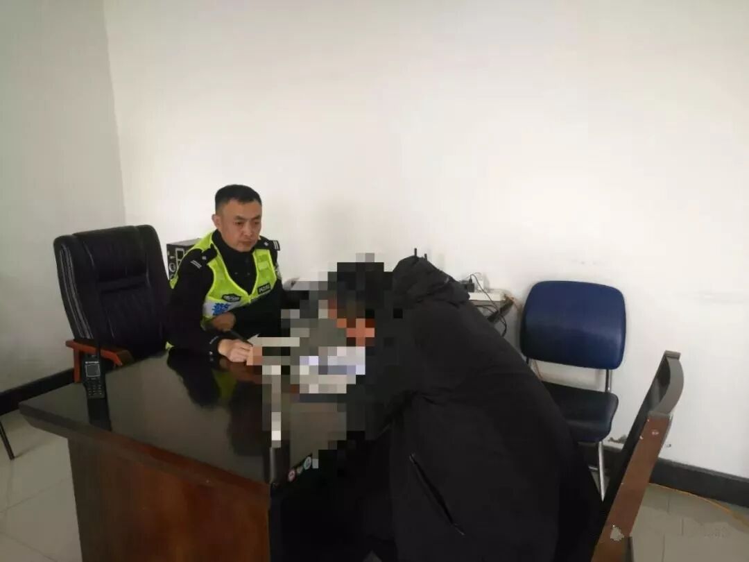 长治男子开40万豪车摩托车上路，结果……悲剧了