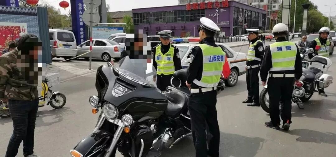 长治男子开40万豪车摩托车上路，结果……悲剧了