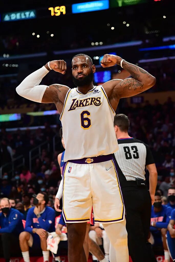 詹姆斯霸气秀肌肉,这样的"全力詹"谁不爱?_影视聚合站