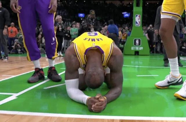 詹姆斯絕殺被打手未吹 湖人的勝利被裁判偷走（詹姆斯被犯規圖片）