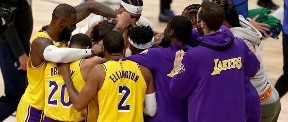 1天2场绝杀！湖人更衣室泼水庆祝，鹈鹕1.4秒压哨更疯狂