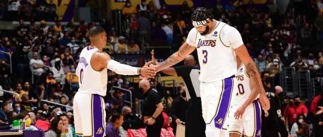 激活最强浓眉，塔克威少分权，湖人变阵药到病除？