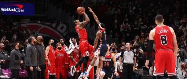 征服詹皇！德罗赞背靠背绝杀成历史第一人 回应：我不知道是否在做梦