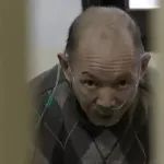 为给64岁父亲送终，他去做护工，却揭开廉价养老院的遮羞布：人老了，就失去尊严了？