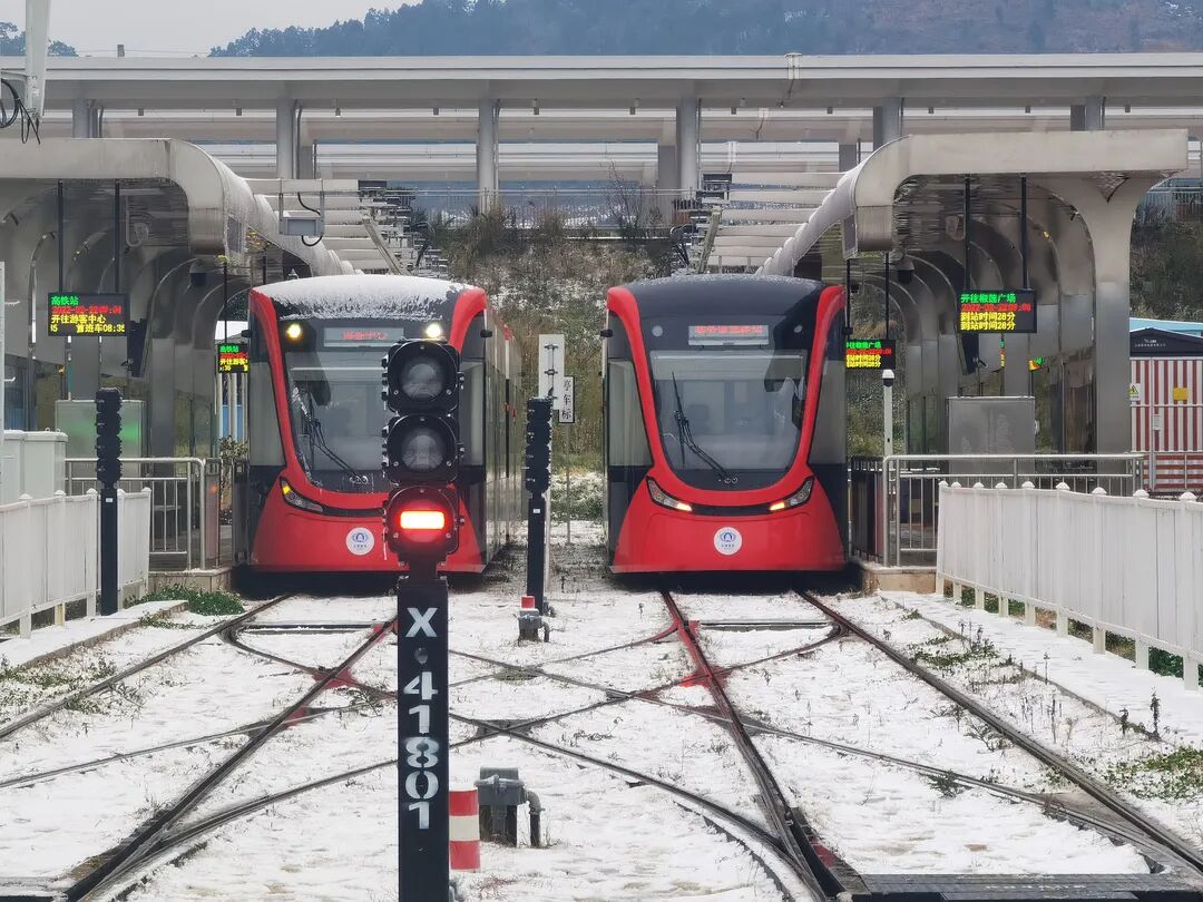 大雪来袭普者黑电车除雪保畅在行动