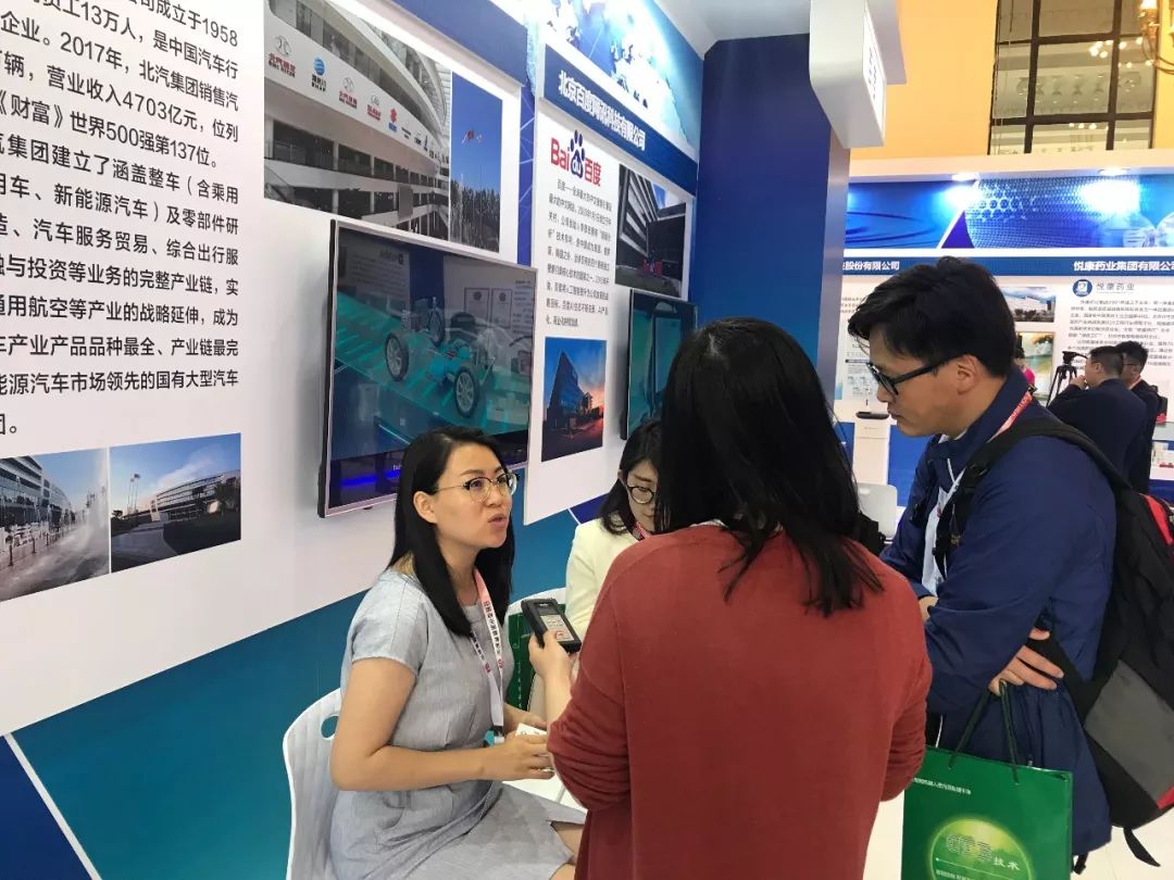 千方科技V2X产品跻身“沪上名媛”参展首届品博会 千方科技V2X产品跻身“沪上名媛”参展首届品博会