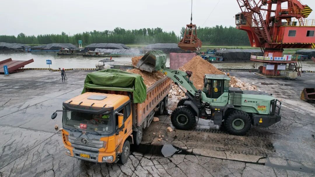 交机时刻 | 临工l956hev电动装载机助推绿色港口建设