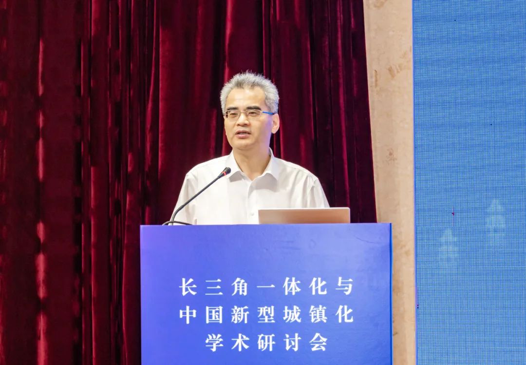 主旨报告环节由苏州大学中国特色城镇化研究中心主任,新型城镇化与