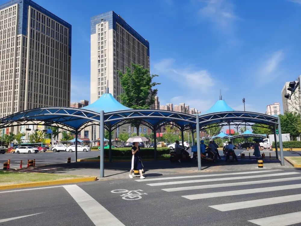 遮阳避雨六安城区交通路口遮阳棚发挥大作用