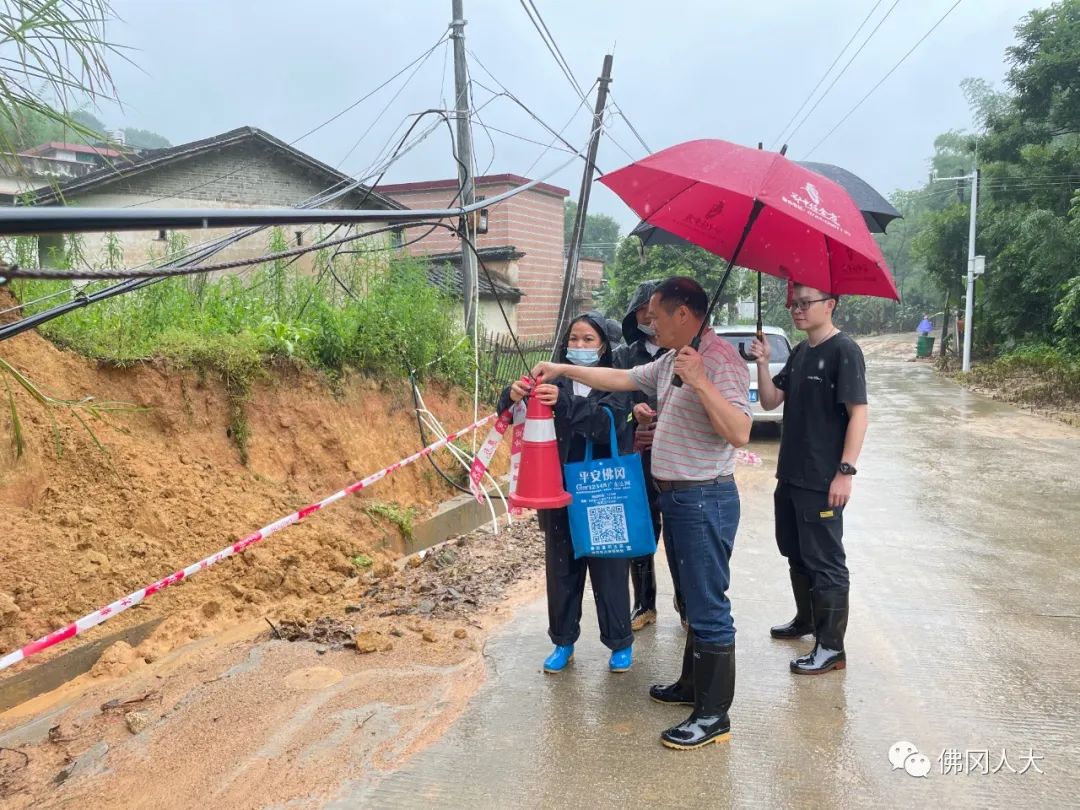 陳發興一行先後到小梅村,山湖村和科旺村等地進行了實地檢查督導,仔細