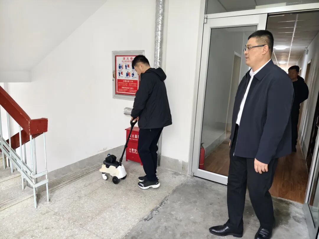 图为AI LOOK盲人助理机器人体验.jpg