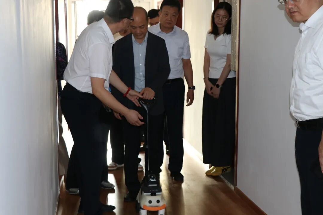 图为朱清毅董事长介绍AI LOOK使用方法.JPG