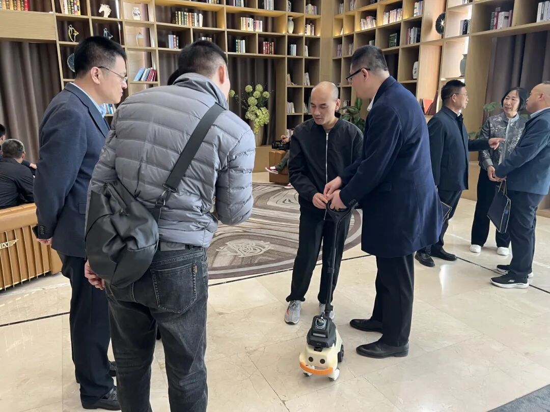 图为朱清毅指导视障朋友使用AI LOOK.JPG