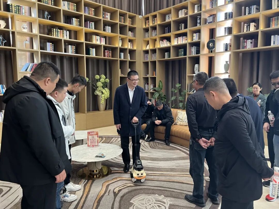 图为朱清毅演示AI LOOK众多视障朋友围在一旁.JPG