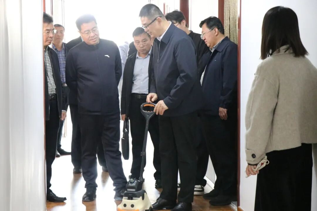 图为朱清毅介绍AI LOOK .JPG