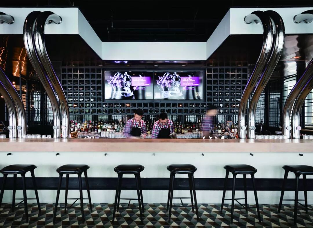 爽翻 喝酒做的奶昔 和巨石强森用一个健身房 惊鸿美品