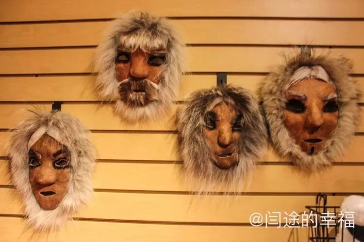 上图:因纽特人文化遗产中心门前巨大的鲸鱼头骨 上图:遗产中心的服务