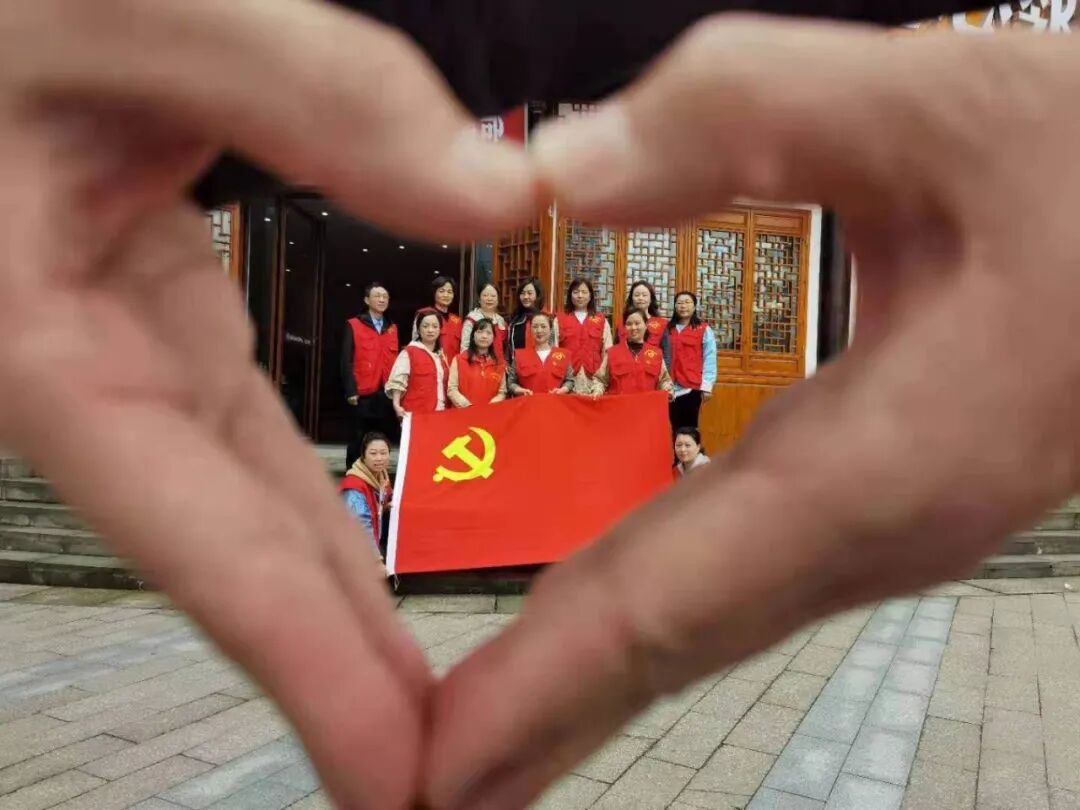 市中区看他们与党旗合影的样子多美