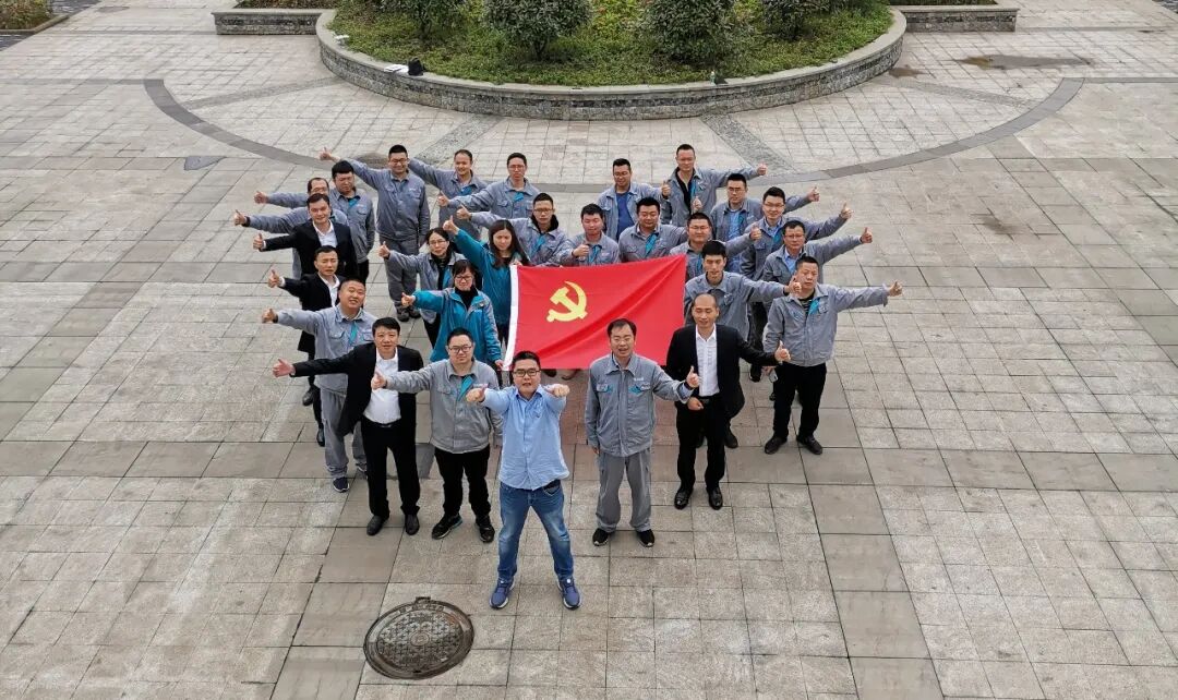 市中区看他们与党旗合影的样子多美