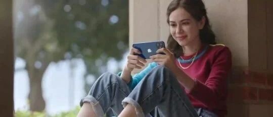 苹果iPhone12发布会使用《英雄联盟》手游进行性能演示