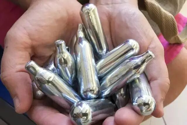 笑气有哪些牌子【禁毒知识】被夜店年轻人疯狂追捧的“笑气”到底是什么？_https://www.jmylbn.com_新闻资讯_第9张