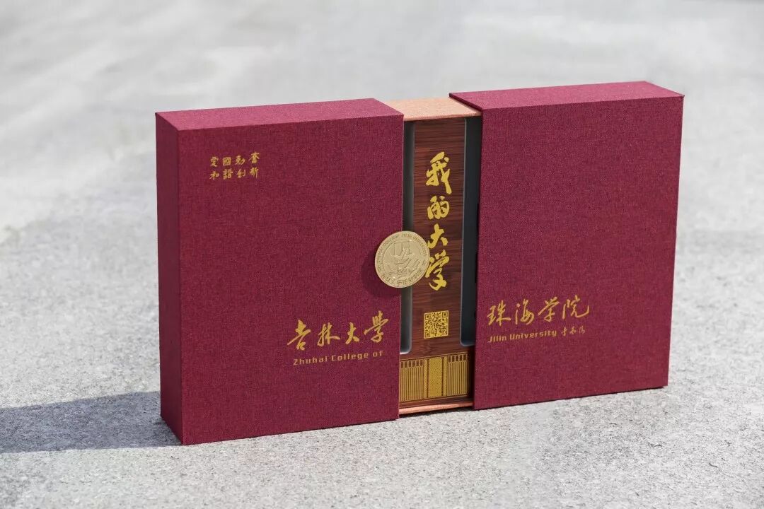 吉珠的招生工作人员日以继夜地分装录取通知书,新生大礼包已经"整装待