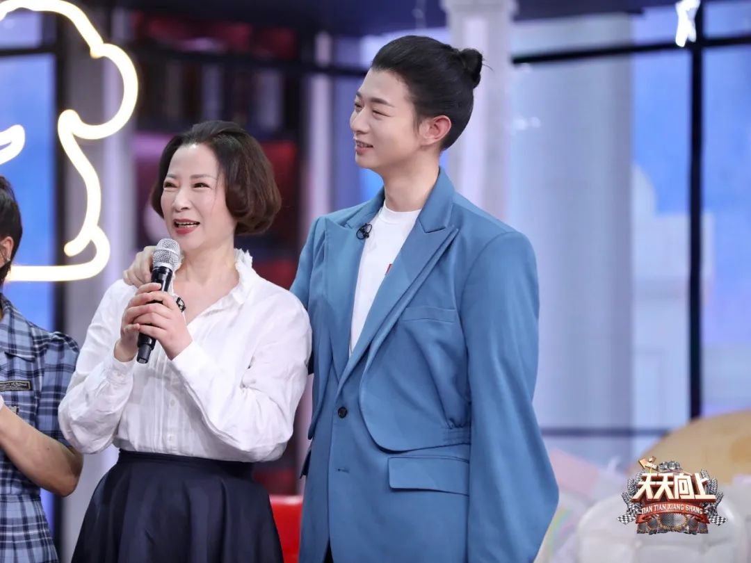 《天天向上》母亲节特辑王一博小名曝光 李雪琴霍尊妈妈比拼歌技-友友
