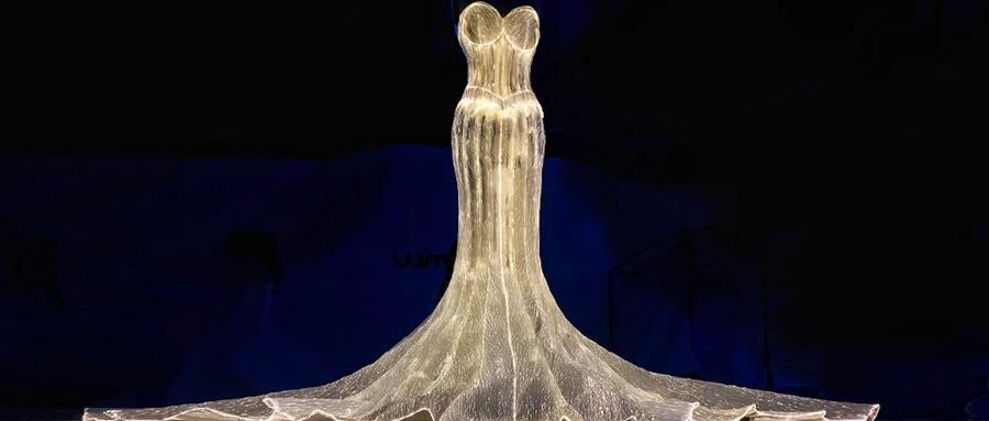 “金鹰女神”礼服首次发光  金光羽衣从天而降