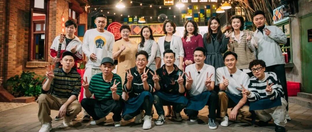 好朋友们来帮忙，大排档营业好热闹！