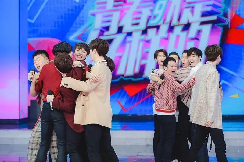 《快乐大本营》:nine percent给你"爱的抱抱" "才艺拍卖会"引发高难度