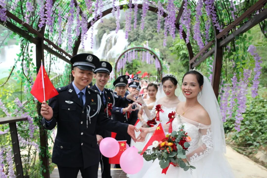 前方高甜预警因抗疫推迟婚期的14名国门卫士举行集体婚礼