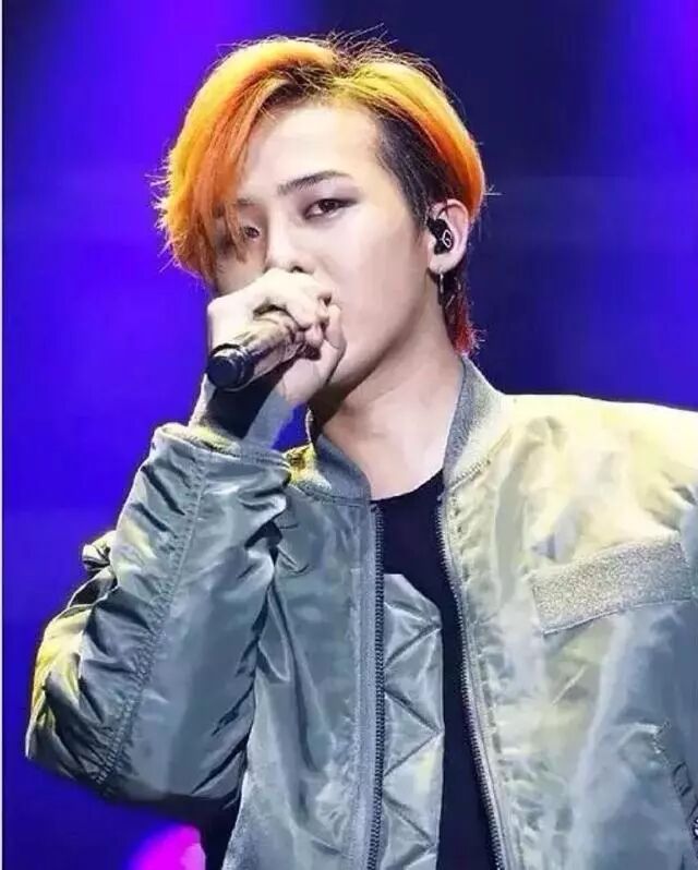 权志龙军装素颜照曝光鼻子太假引网友吐槽