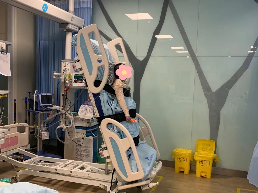 成都顾连康复医院在重症康复病房内配备的电动起立床