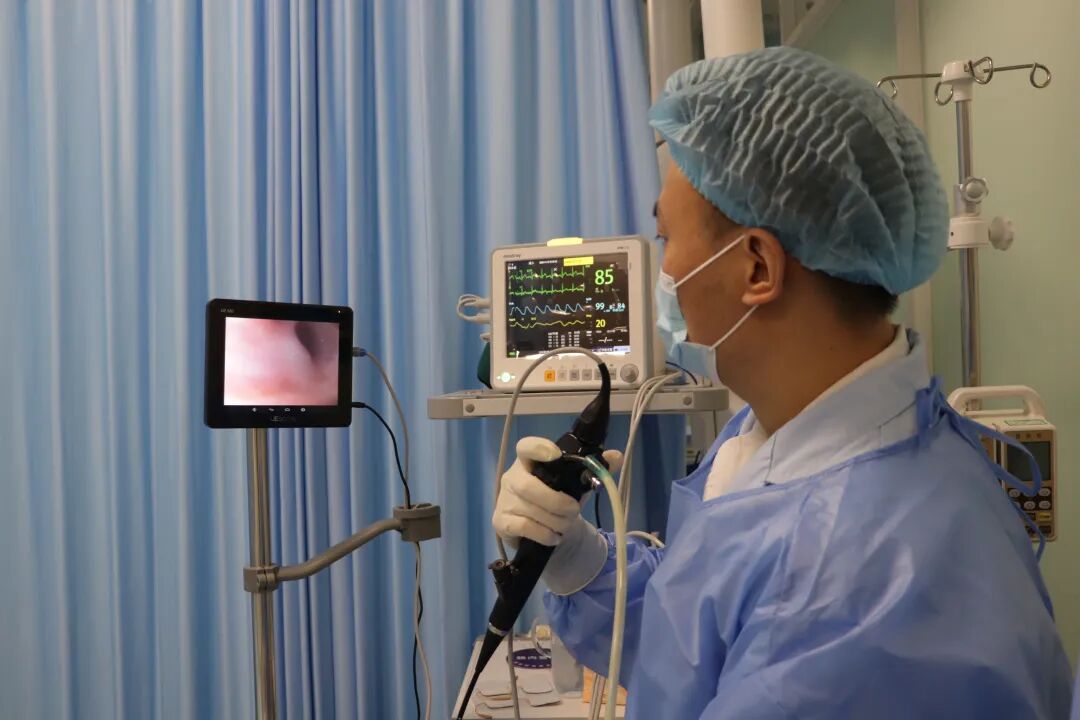 重症icu康复住院患者正在做纤维支气管镜