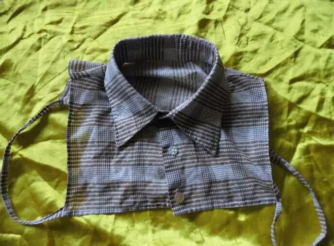 穿在外套里面,露出两个领子以假乱真只用两根布带或者橡皮筋套住臂膀