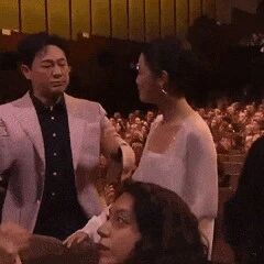 张颂文发朋友圈祝贺辛芷蕾获威尼斯影后,有网友质疑&ldquo;辛芷蕾获奖时张颂文的表情&rdquo;:好没风度