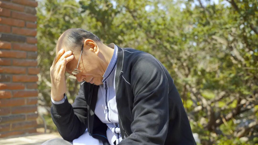 千库网_老人独坐在户外头部疼痛揉搓疾病身体不适症状人像_摄影图编号174233.jpg