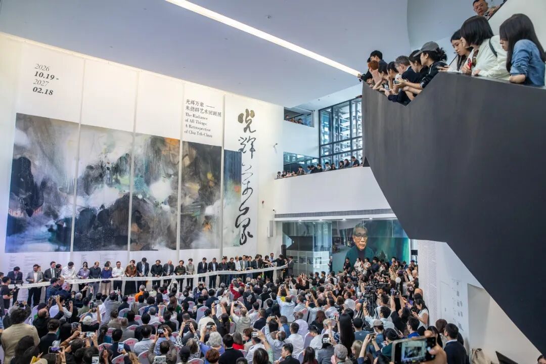261019czq05 昨天，“光辉万象——朱德群艺术回顾展”在中国美术学院美术馆开幕。 记者 陈中秋 摄_调整大小.jpg