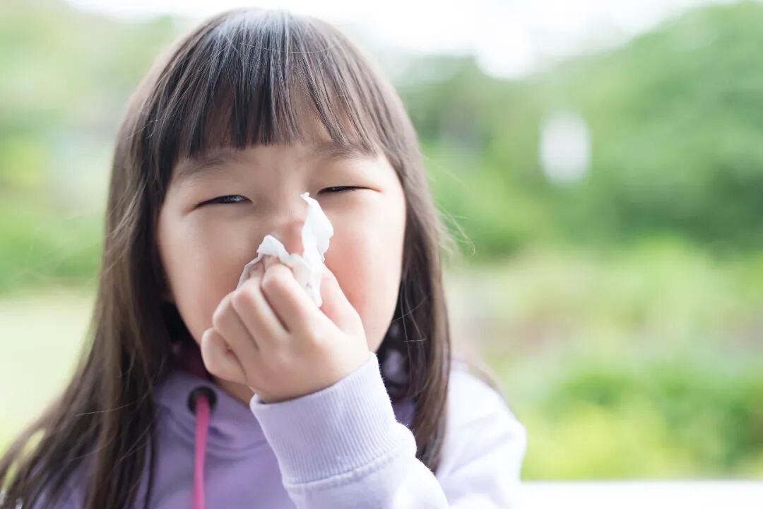 千库网_小女孩在打喷嚏母婴儿童_摄影图编号312380.jpg