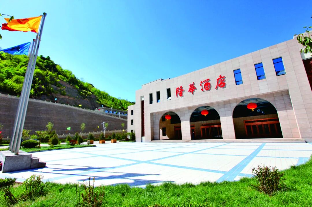 陕西省延安市宝塔区万花山0911-8250000电话:0911-8251111万花山宾馆