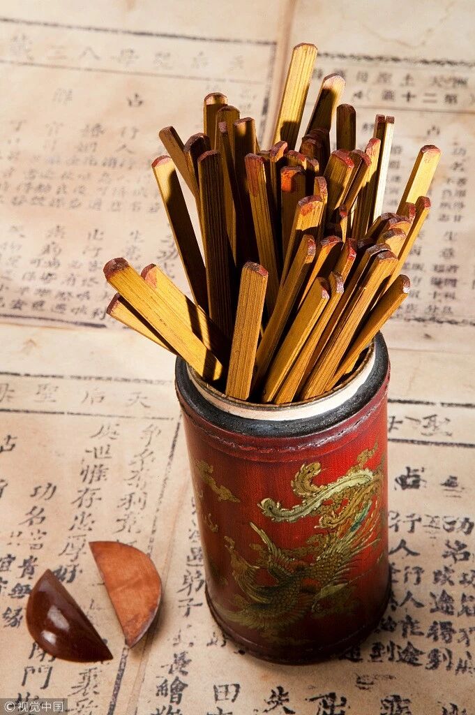 医不叩门，道不送卦，师不顺路，易不空出！